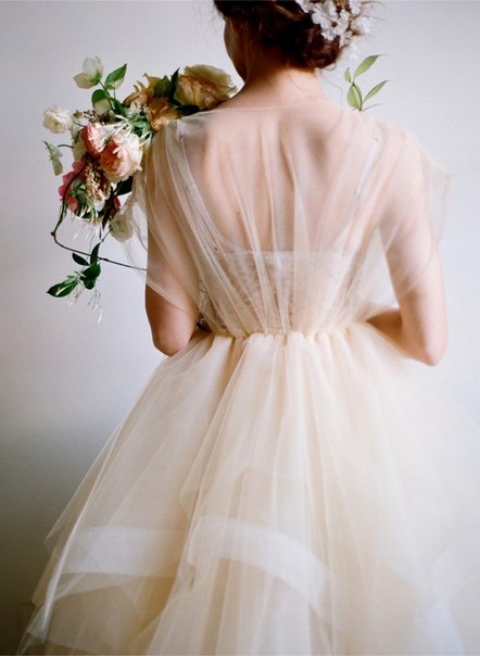 Нежное платье невесты с прозрачным декором